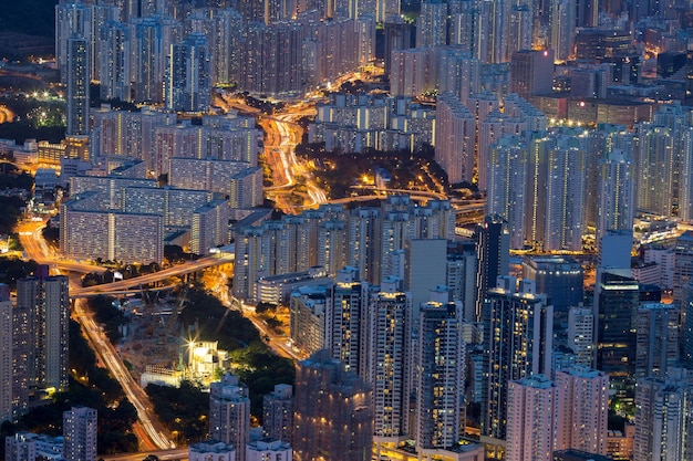 Foto vista de ángulo alto del paisaje urbano iluminado por la noche