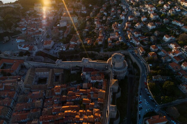 Foto vista de ángulo alto del paisaje urbano iluminado