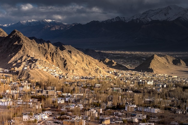 Vista de ángulo alto del paisaje urbano y las montañas contra el cielo