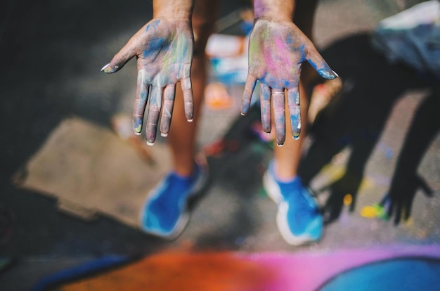 Foto vista de ángulo alto de la palma humana con colores de holi