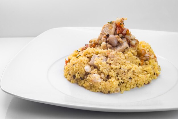 Foto vista de ángulo alto del pan en el plato sobre la mesa