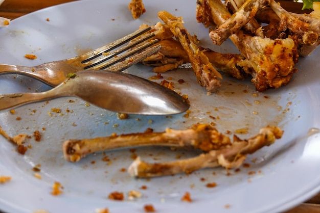 Foto vista de ángulo alto del pan en el plato sobre la mesa