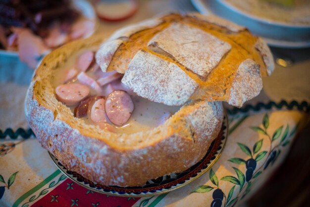 Foto vista de ángulo alto del pan en el plato sobre la mesa