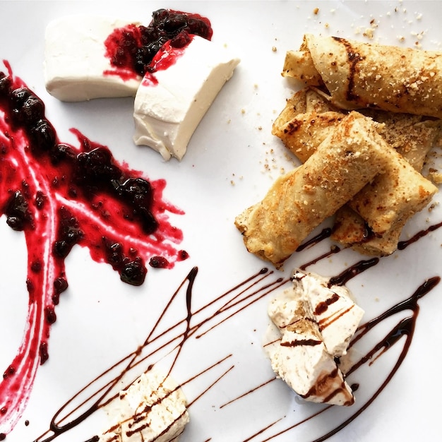 Vista de ángulo alto de panqueques con helado en el plato