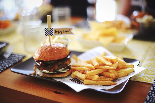 Foto vista de ángulo alto de papas fritas y hamburguesas servidas en la mesa