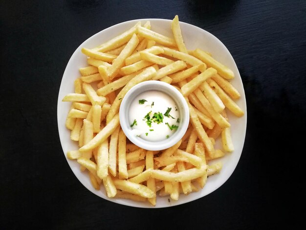 Vista de ángulo alto de las papas fritas servidas en el plato