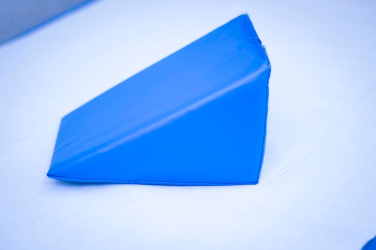 Foto vista de ángulo alto del papel azul contra un fondo blanco