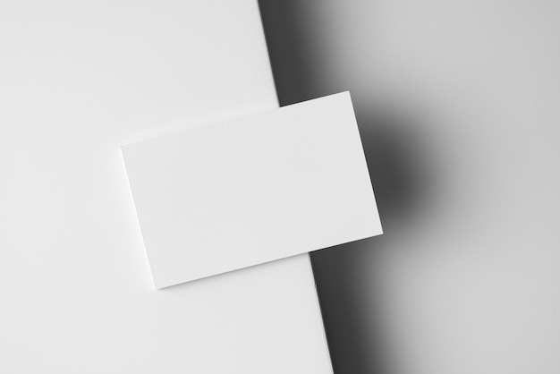 Foto vista de ángulo alto de papel vacío contra un fondo blanco