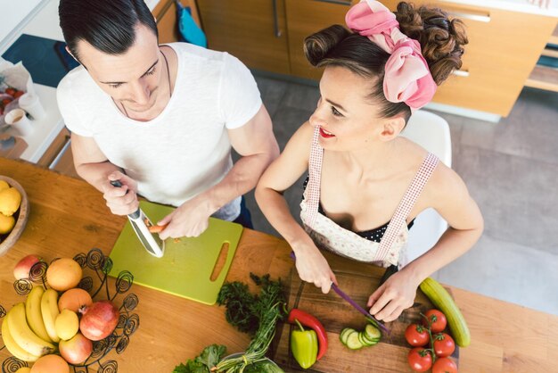 Foto vista de ángulo alto de una pareja preparando comida en la cocina