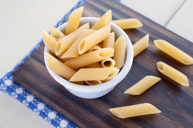 Vista de ángulo alto de la pasta cruda en la mesa