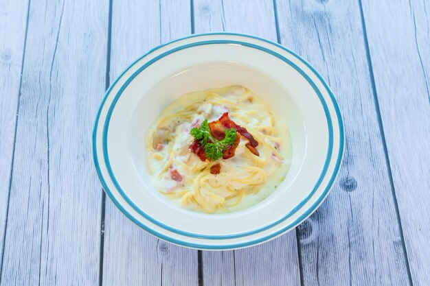 Foto vista de ángulo alto de la pasta en un cuenco en la mesa