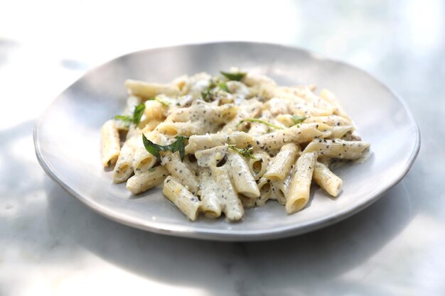 Foto vista de ángulo alto de la pasta en el plato sobre la mesa