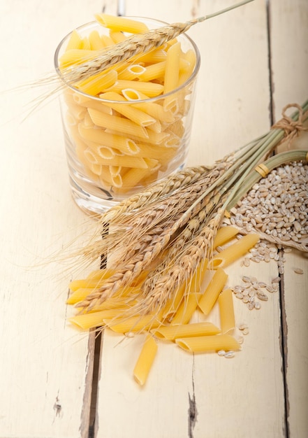 Foto vista de ángulo alto de la pasta y el trigo en la mesa