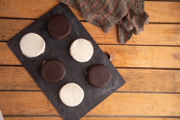 Foto vista de ángulo alto de pastel de chocolate en una mesa de madera