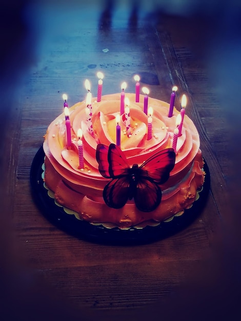 Vista de ángulo alto del pastel de cumpleaños en la mesa