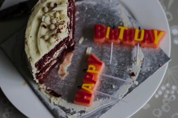 Foto vista de ángulo alto del pastel en el plato