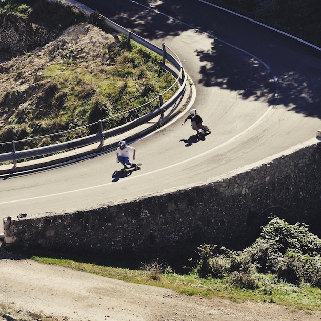 Foto vista de ángulo alto de patinaje en la carretera