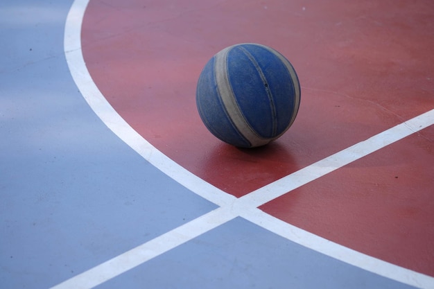 Vista de ángulo alto de la pelota en la cancha deportiva