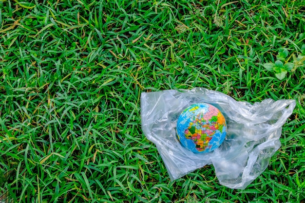 Foto vista de ángulo alto de la pelota en el césped