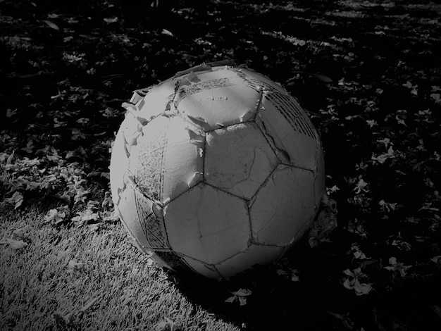 Vista de ángulo alto de una pelota de fútbol desgastada