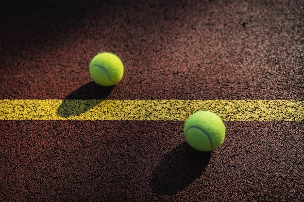 Vista de ángulo alto de las pelotas de tenis en el campo