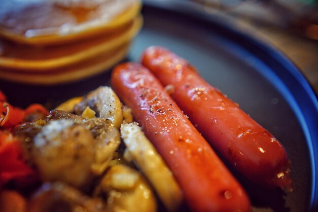 Foto vista de ángulo alto del perrito caliente en el plato sobre la mesa