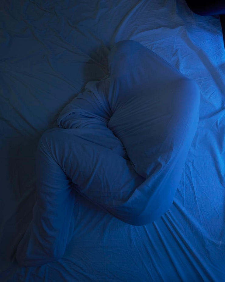 Foto vista de ángulo alto de una persona durmiendo en la cama