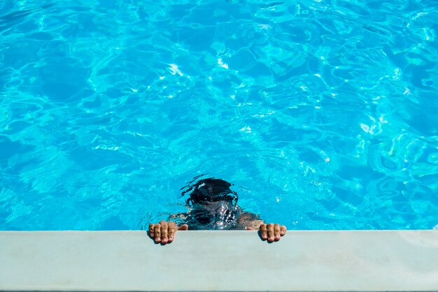 Foto vista en ángulo alto de una persona nadando en la piscina