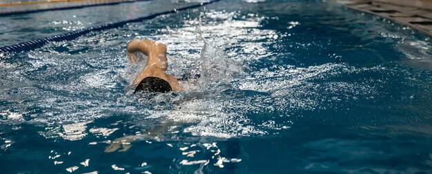 Foto vista en ángulo alto de una persona nadando en la piscina