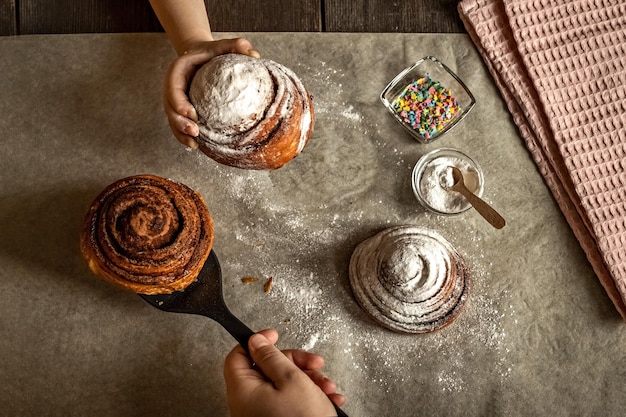 Foto vista de ángulo alto de una persona preparando galletas en la mesa