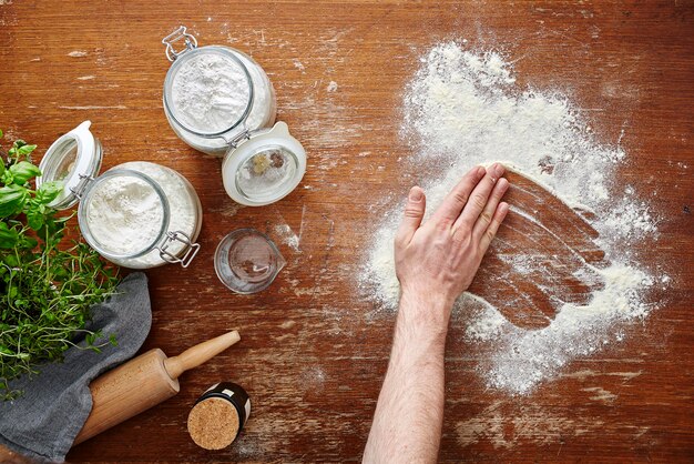 Foto vista en ángulo alto de la persona que prepara los alimentos