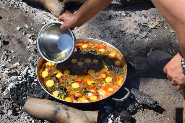 Foto vista desde un ángulo alto de la persona que prepara la comida