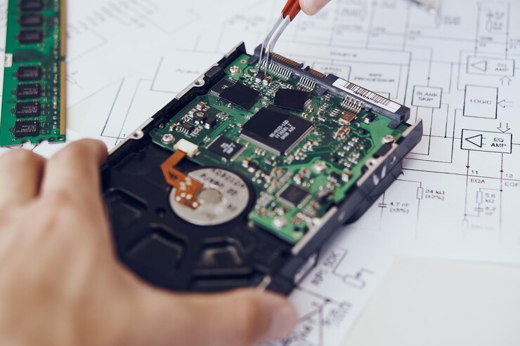Foto vista de ángulo alto de una persona que usa un teléfono inteligente