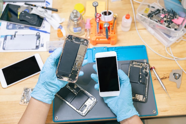 Foto vista de ángulo alto de una persona usando una computadora portátil en la mesa