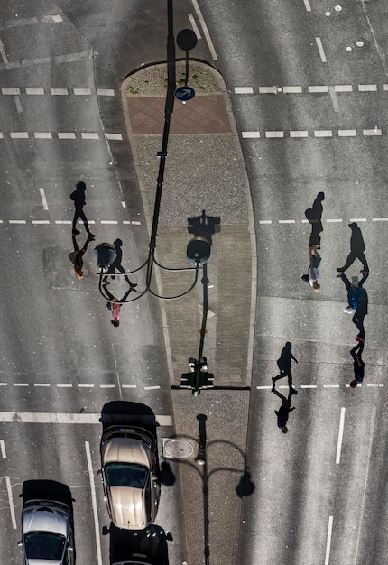 Foto vista de ángulo alto de personas caminando por la calle en la ciudad