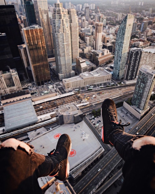 Vista de ángulo alto de personas en la ciudad