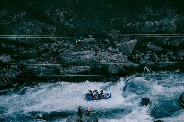 Foto vista de ángulo alto de personas haciendo rafting en el río