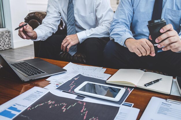 Foto vista de ángulo alto de personas de negocios trabajando en la mesa