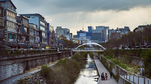 Foto vista de ángulo alto de personas de pie junto al río en la ciudad