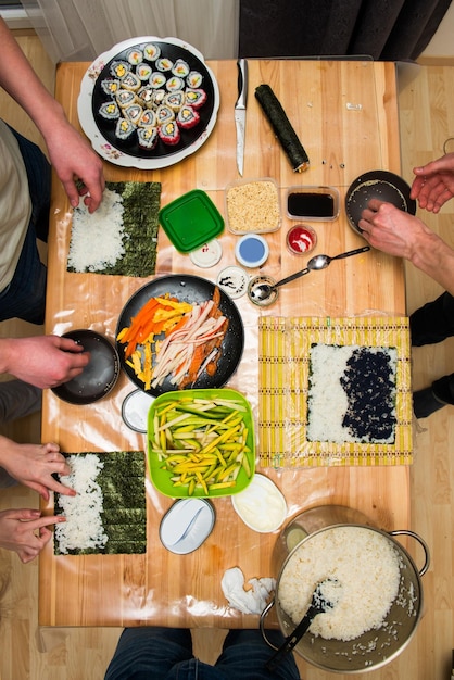 Foto vista de ángulo alto de personas preparando comida en la mesa en casa