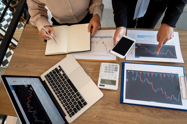 Vista de ángulo alto de personas que usan computadora portátil en la mesa