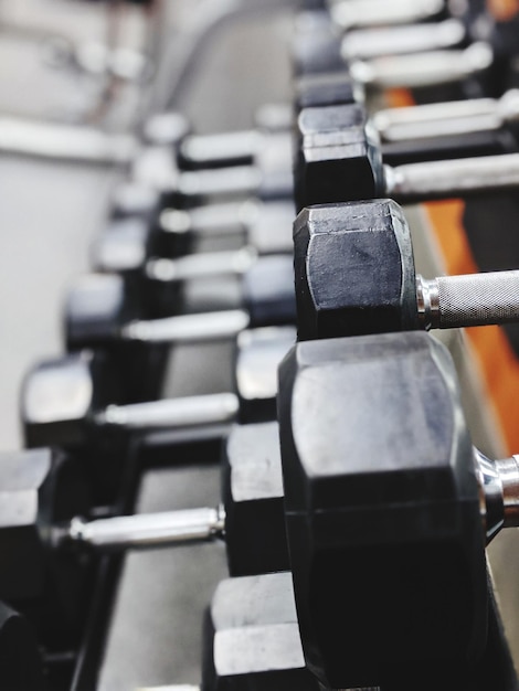 Foto vista de ángulo alto de pesas en el gimnasio