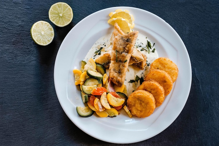 Foto vista en ángulo alto del pescado servido en un plato sobre la mesa