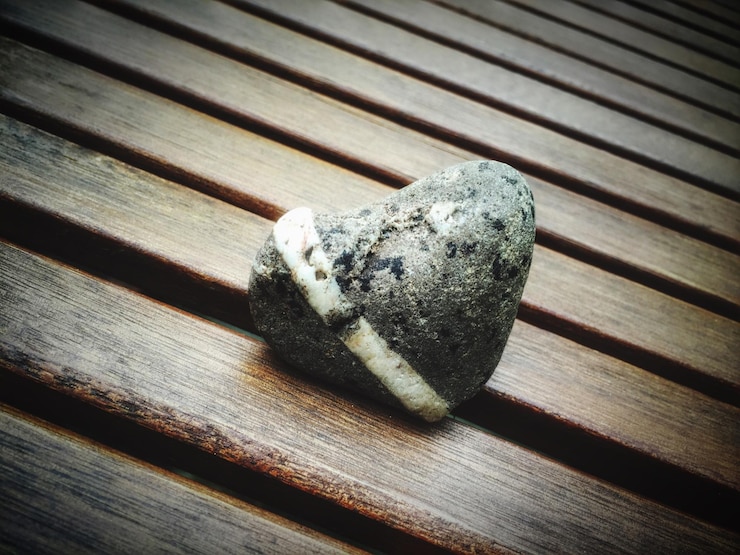 Foto vista de ángulo alto de piedra en mesa de madera
