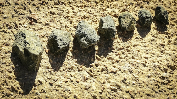 Foto vista de ángulo alto de las piedras en la formación rocosa durante un día soleado