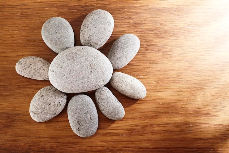 Foto vista de ángulo alto de las piedras en la mesa de madera