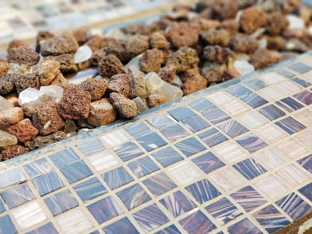 Foto vista de ángulo alto de las piedras por el suelo de azulejos