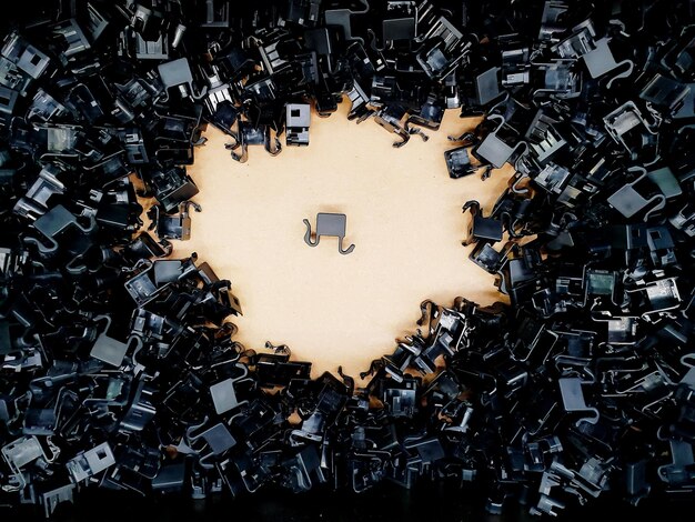 Foto vista de ángulo alto de las piezas de la máquina en el suelo de la fábrica