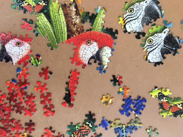 Foto vista de ángulo alto de piezas de rompecabezas de varios colores en la mesa
