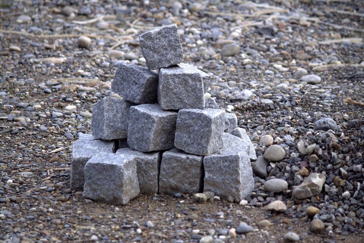 Foto vista de ángulo alto de la pila de piedras en la roca